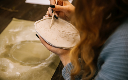 Kobieta rysująca rylcem na glinianej tabliczce